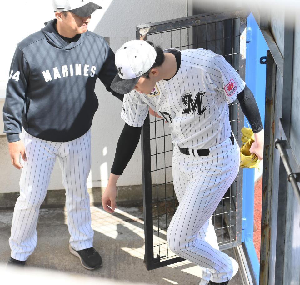 　黒木知宏コーチ（左）とともにブルペンへ向かう佐々木朗（撮影・伊藤笙子）