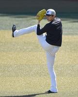 　外野でキャッチボールする佐々木朗（撮影・開出牧）