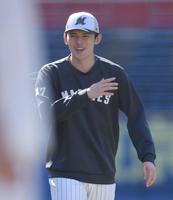 　練習中に笑顔を見せる佐々木朗（撮影・開出牧）