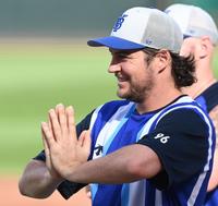 　明るい表情で練習するバウアー（撮影・田中太一）