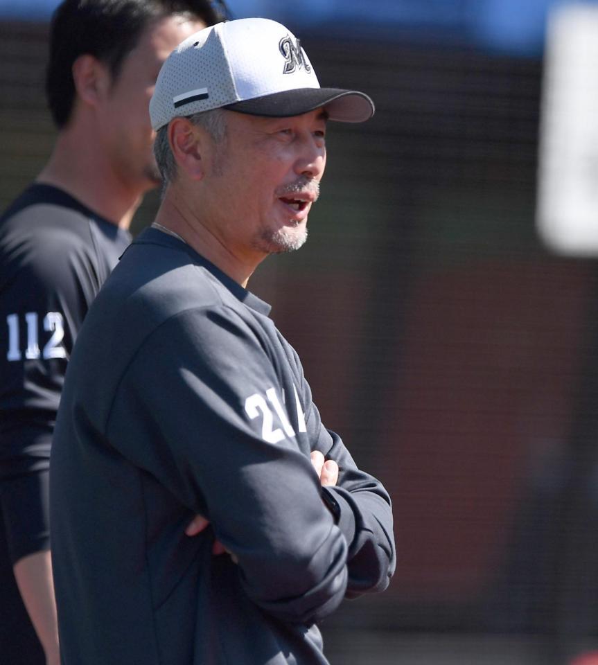 　練習を見守る吉井監督（撮影・開出牧）