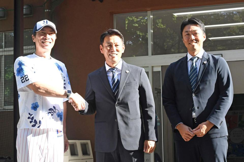 　高津監督（左）へあいさつに訪れ笑顔で握手する日本代表・井端監督（中）と吉見投手コーチ（撮影・三好信也）