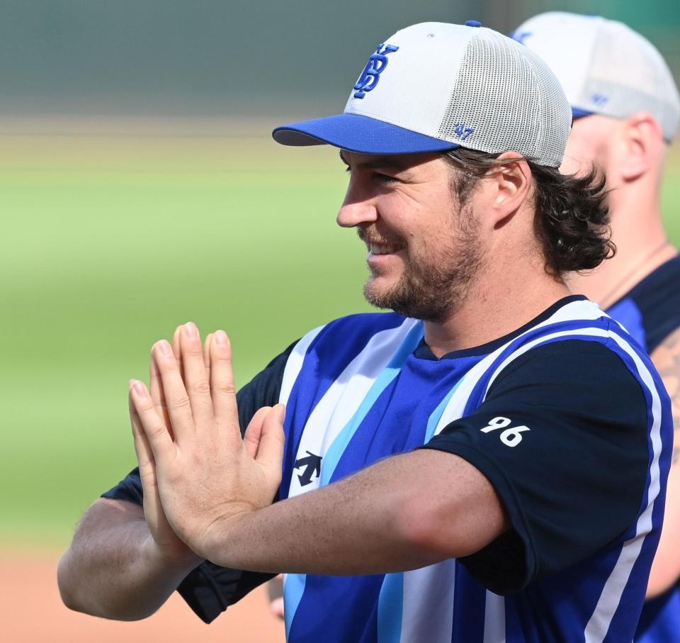 　明るい表情で練習するバウアー（撮影・田中太一）