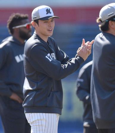 　練習中に笑顔で手をたたく佐々木朗（撮影・開出牧）