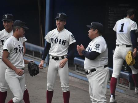 　四回のピンチを脱し、笑顔でナインを迎え入れる大阪桐蔭・西谷監督