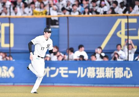 　登板前に外野を走る佐々木朗（撮影・開出牧）