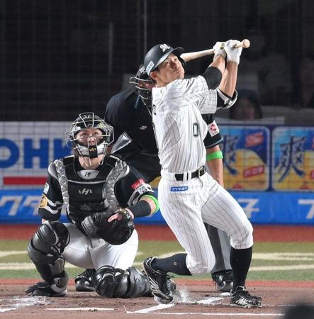 　１回、先頭打者本塁打を放つ荻野（撮影・伊藤笙子）