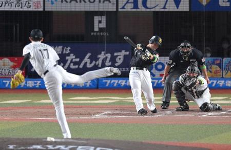 　２回、空振り三振に倒れる近藤（撮影・伊藤笙子）