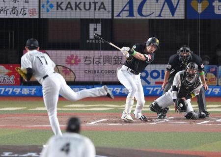 　１回、空振り三振に倒れる柳田（撮影・伊藤笙子）