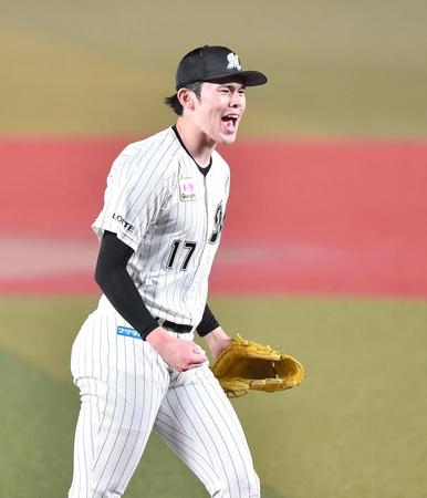 　１回、柳田を三振に打ち取りガッツポーズで雄たけびを上げる佐々木朗（撮影・開出牧）