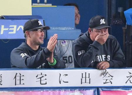 　６回、一時はバントを指示した安田がセンターへ適時二塁打を放ち、手を合わせてわびる吉井監督（左）と口を覆う金子コーチ（撮影・伊藤笙子）