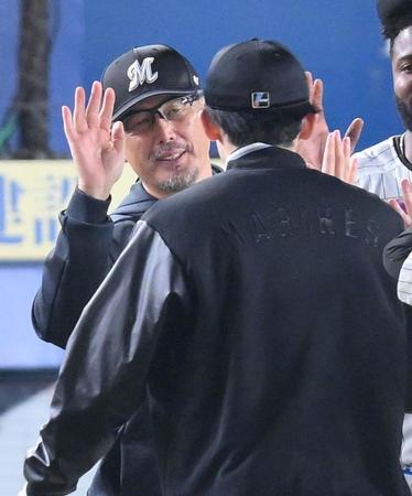 　初戦を制し、佐々木朗（右）とハイタッチする吉井監督（撮影・伊藤笙子）