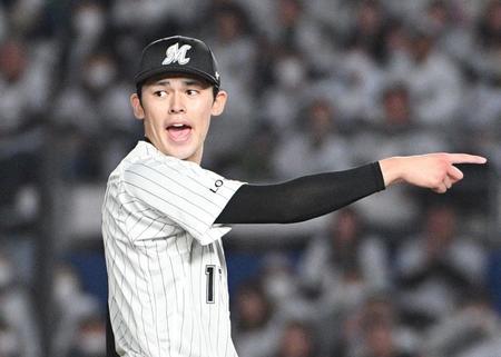 　１回、川瀬のスイングをアピールする佐々木朗（撮影・佐々木彰尚）