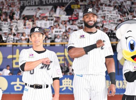 　ライトスタンドの前でポーズを決める先制の左越えソロを放った荻野（左）とソロを放ったポランコ（撮影・開出牧）