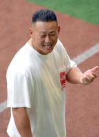　ジャイアンツ球場に顔を出した中田翔（撮影・佐藤厚）