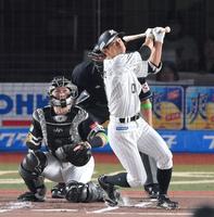 　１回、先頭打者本塁打を放つ荻野（撮影・伊藤笙子）