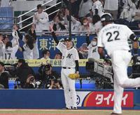 　１回、ポランコのソロに指をさす佐々木朗（撮影・佐々木彰尚）