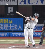 　６回、センターへ適時二塁打を放つ安田（撮影・伊藤笙子）