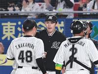 　５回、無失点に抑えた中村稔を出迎える佐々木朗（撮影・佐々木彰尚）