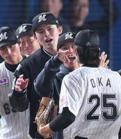 　ソフトバンク相手に好投し、試合後のハイタッチで笑顔を見せる佐々木朗（中央）＝撮影・伊藤笙子