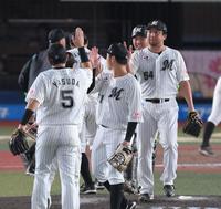 　９回、沢村（右）が無失点に抑え、初戦を制したロッテナイン（撮影・伊藤笙子）