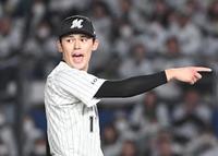 　１回、川瀬のスイングをアピールする佐々木朗（撮影・佐々木彰尚）