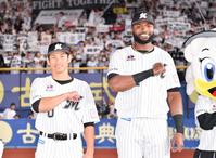 　ライトスタンドの前でポーズを決める先制の左越えソロを放った荻野（左）とソロを放ったポランコ（撮影・開出牧）