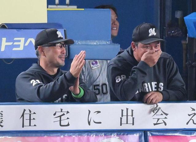 【写真】まさか　試合中にベンチでわびる吉井監督　隣で金子コーチもごめんなさい