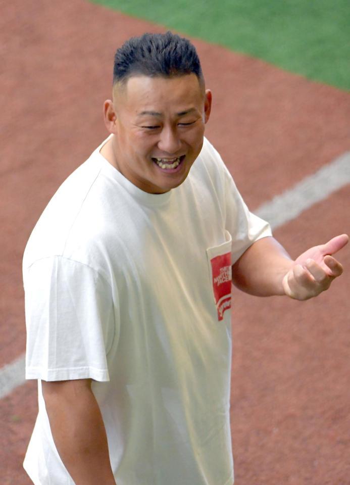 　ジャイアンツ球場に顔を出した中田翔（撮影・佐藤厚）
