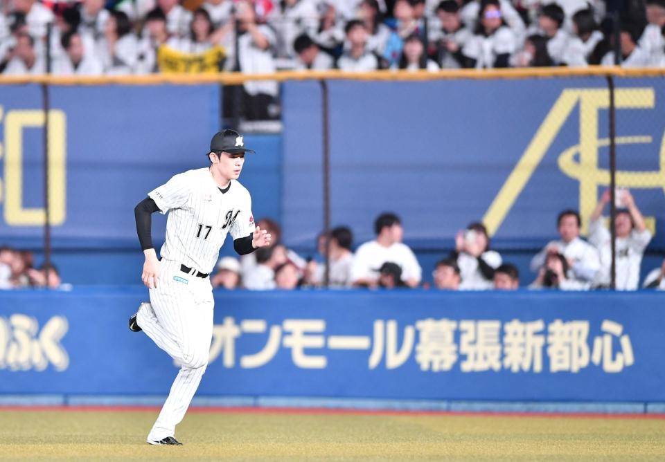 　登板前に外野を走る佐々木朗（撮影・開出牧）
