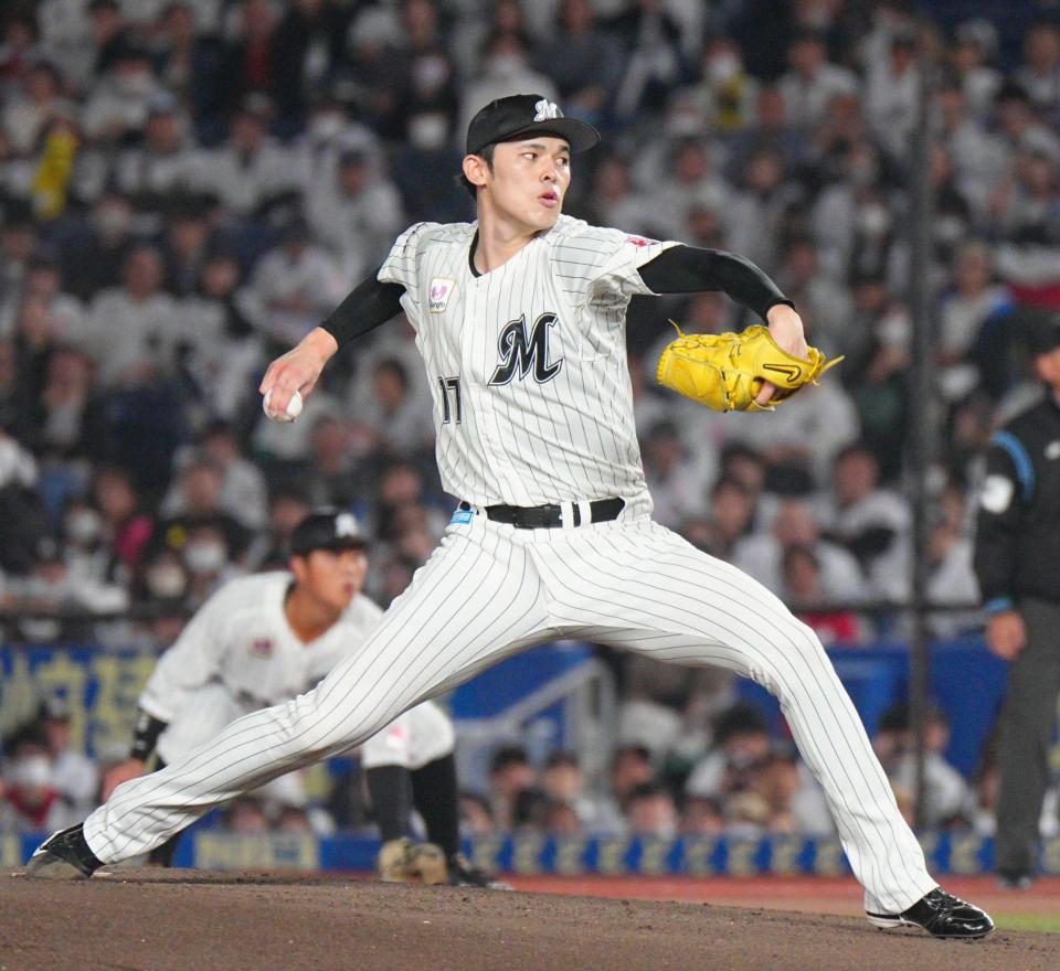 　力投する先発の佐々木朗