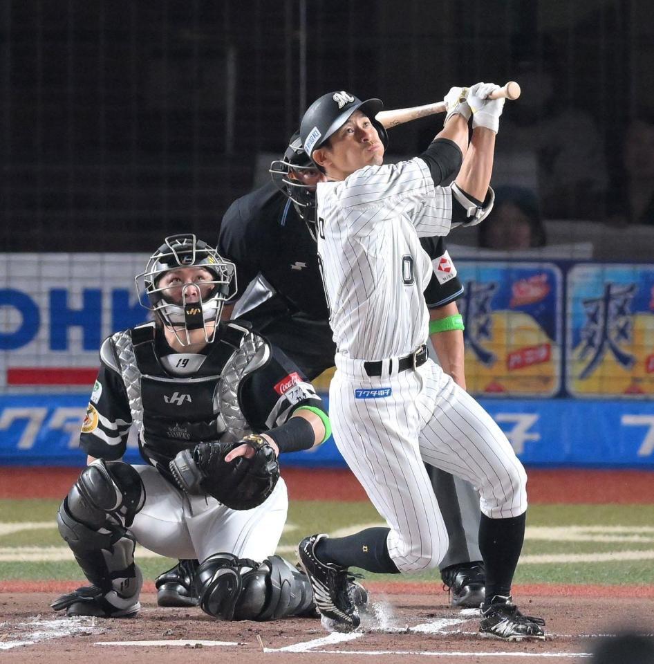 　１回、先頭打者本塁打を放つ荻野（撮影・伊藤笙子）