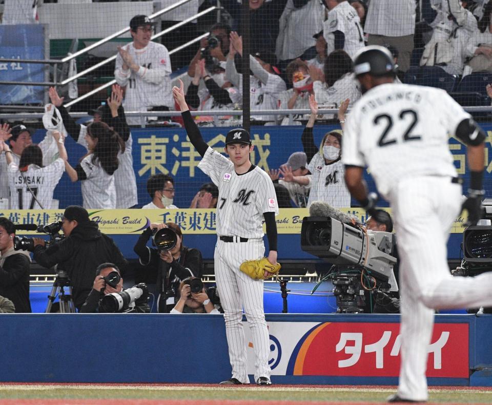 　１回、ポランコのソロに指をさす佐々木朗（撮影・佐々木彰尚）