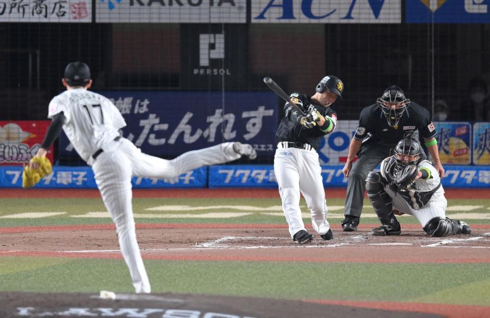 　２回、空振り三振に倒れる近藤（撮影・伊藤笙子）