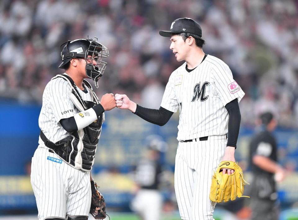 　３回を無安打無失点に抑え松川（左）とグータッチを交わす佐々木朗（撮影・開出牧）