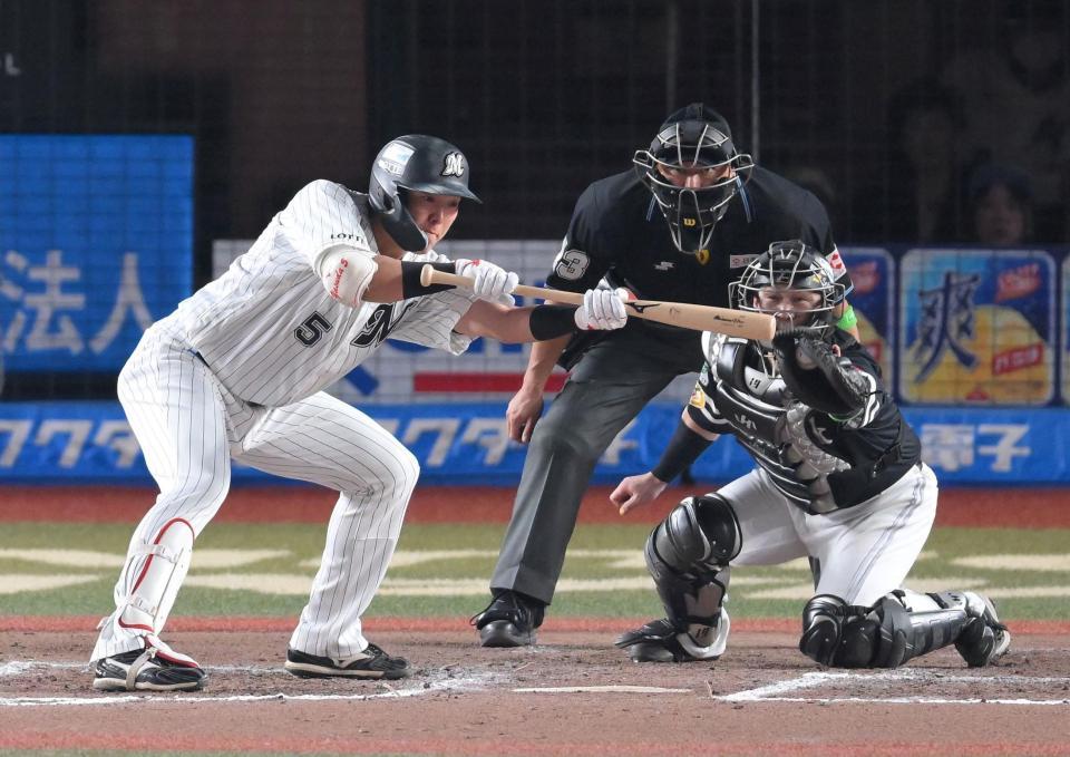 　６回、２球目にバントの構えを見せるも空振りする安田（撮影・伊藤笙子）