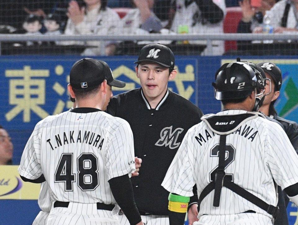 　５回、無失点に抑えた中村稔を出迎える佐々木朗（撮影・佐々木彰尚）