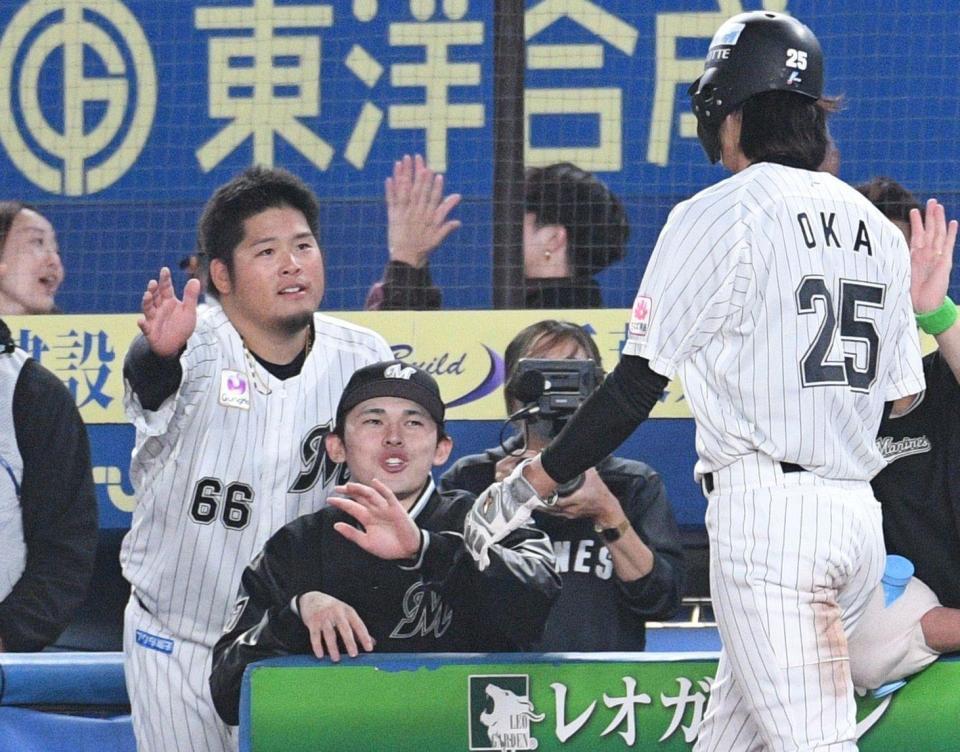 　８回、安田の適時打で生還した岡を出迎える佐々木朗（撮影・佐々木彰尚）