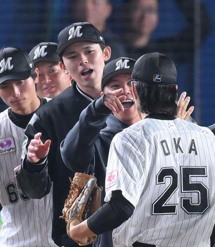 　ソフトバンク相手に好投し、試合後のハイタッチで笑顔を見せる佐々木朗（中央）＝撮影・伊藤笙子