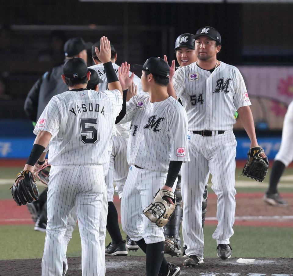 　９回、沢村（右）が無失点に抑え、初戦を制したロッテナイン（撮影・伊藤笙子）