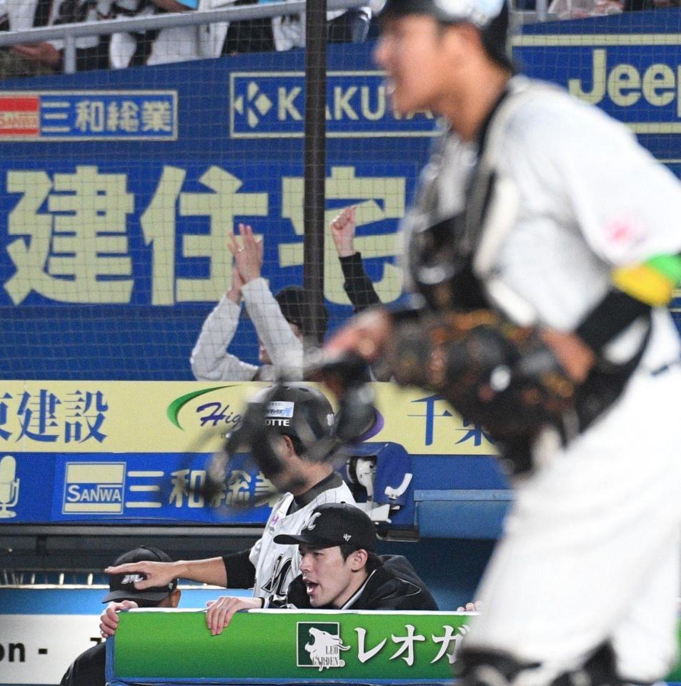 　勝利に喜ぶ佐々木朗（撮影・佐々木彰尚）