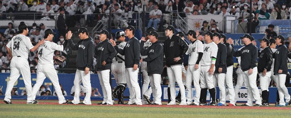 　勝利に喜ぶ佐々木朗（中央）らナイン（撮影・佐々木彰尚）