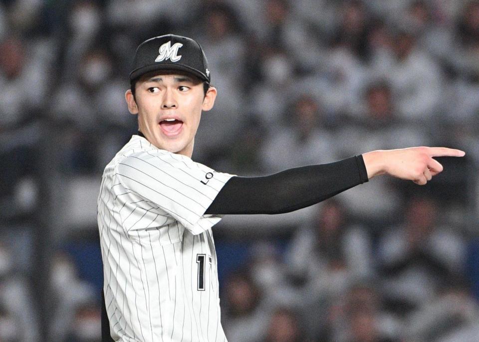 　１回、川瀬のスイングをアピールする佐々木朗（撮影・佐々木彰尚）