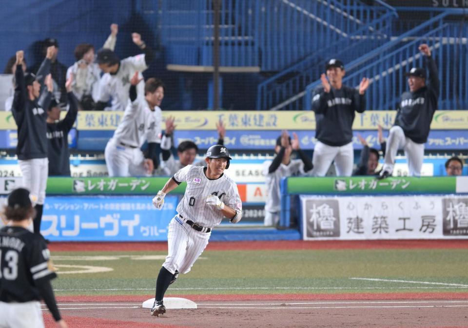 　１回、先頭打者本塁打を放ちベースを回る荻野（撮影・伊藤笙子）