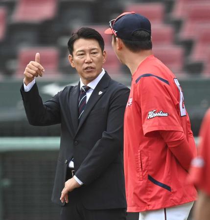 　広島・新井監督と話をする侍ジャパン・井端監督