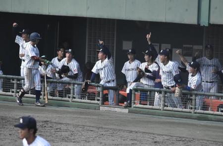 ８回、追加点をあげ、盛り上がる龍谷大ナイン