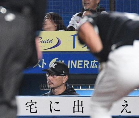 ３回、中村晃に適時打を浴びて厳しい表情を見せる吉井監督（撮影・佐々木彰尚）