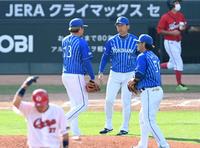 ６回、自らマウンドに出向き投手交代を告げる三浦監督（右から２人目）＝撮影・飯室逸平