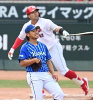 　６回、末包にソロを浴び、悔しさをにじませる今永（撮影・飯室逸平）