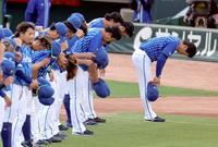 広島に敗れファンにあいさつをする三浦監督（右端）とナイン